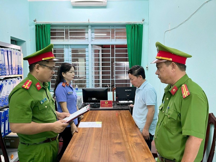 Lực lượng Công an đọc quyết định bắt Lê Quang Hào.