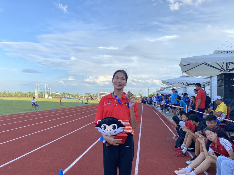 Vận động viên Lê Thị Tuyết Mai phấn chấn cùng tấm Huy chương Vàng ở nội dung chạy 400m vượt rào nữ.