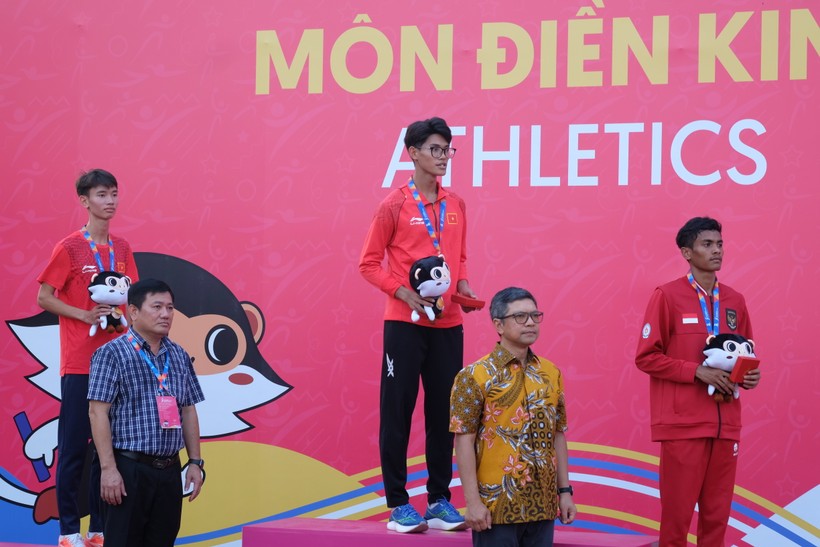 Vận động viên Dương Phú Toàn giành Huy chương Vàng và vận động viên Lương Bình Dương giành Huy chương Bạc ở nội dung chạy 800m nam, đang thực hiện nghi thức chào cờ. 