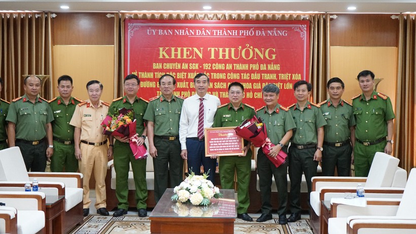 Ông Lê Trung Chinh (áo trắng) - Chủ tịch UBND TP Đà Nẵng trao thưởng cho ban chuyên án.