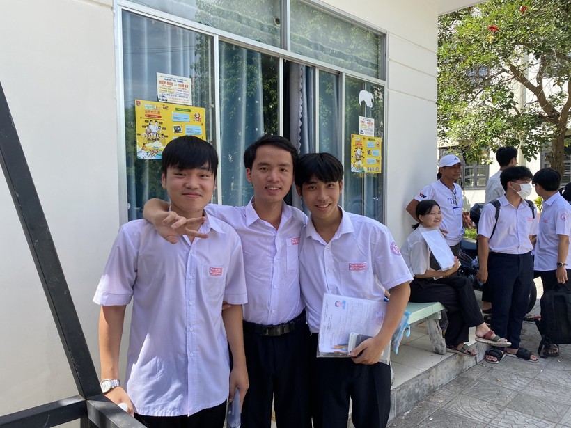 Thí sinh ở Quảng Nam tươi cười sau khi thi môn Ngữ văn.
