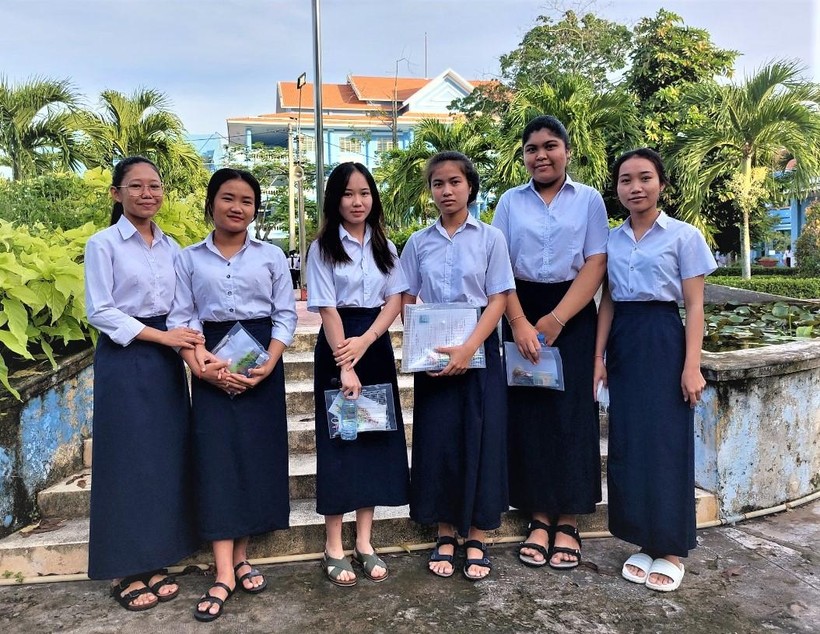 Học sinh trường dân tộc nội trú trong trang phục dân tộc Khmer.