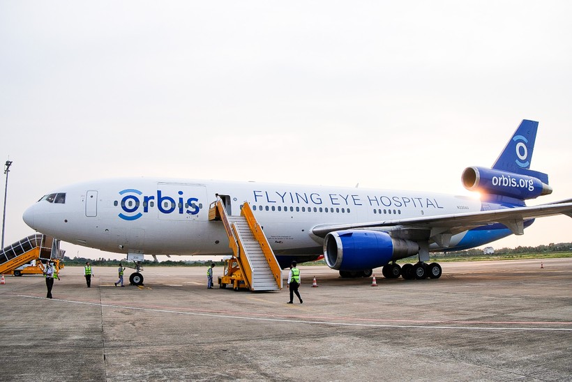 Bệnh viện Bay Orbis hạ cánh xuống Sân bay quốc tế Cần Thơ.