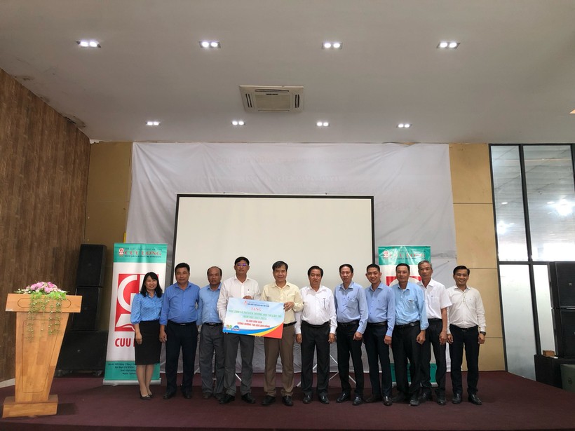 Ông Nguyễn Thái An - đại diện Nhà xuất bản Giáo dục Việt Nam trao bảng tượng trưng tặng 45.000 bản sách giáo khoa.