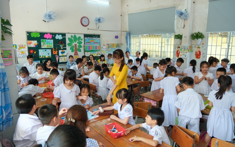 Giáo viên quận Ninh Kiều dự giờ tiết học STEM tại trường TH Ngô Quyền (TP. Cần Thơ).