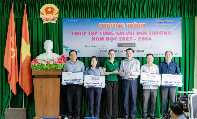 Lãnh đạo UBND TP. Cần Thơ trao biểu trưng tập cho các phường trên địa bàn quận Ninh Kiều.