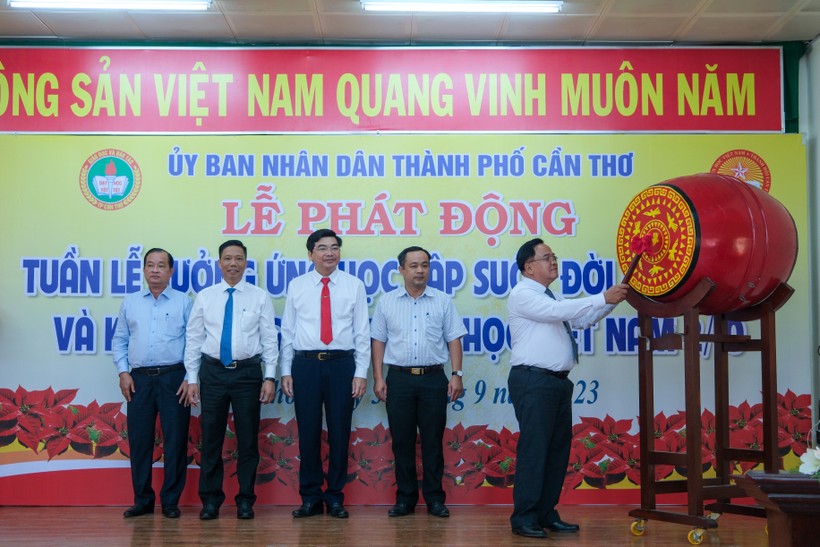 Ông Nguyễn Thanh Xuân, Chủ tịch Hội Khuyến học đánh trống truyền thông điệp của “Tuần lễ hưởng ứng học tập suốt đời năm 2023”.