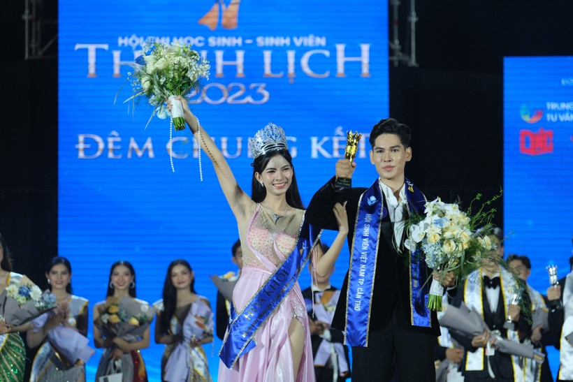 Thí sinh Nguyễn Tiến Đạt đạt giải Nam vương và Phan Lê Kim Ngọc đạt giải Hoa khôi tại vòng chung kết Hội thi.