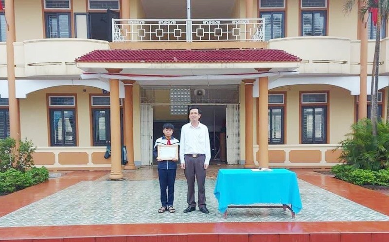 Lãnh đạo Trường THCS Kỳ Khang tuyên dương em Nguyễn Phước Thành.