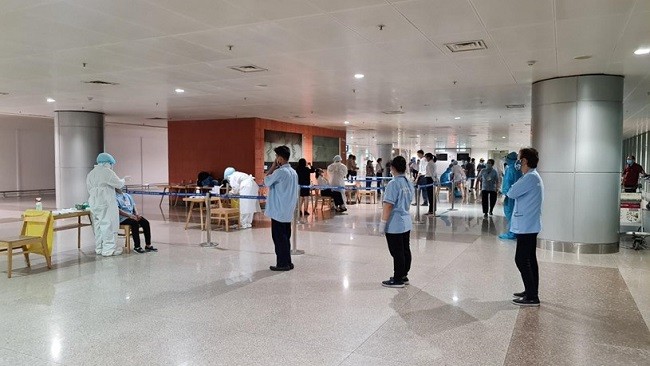 HCDC tổ chức lấy mẫu xét nghiệm tại sân bay Tân Sơn Nhất (Ảnh: HCDC).