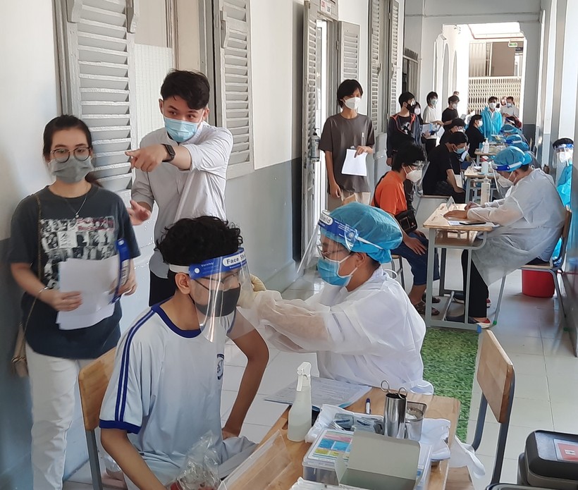 Lực lượng Y tế TP Hồ Chí Minh tổ chức tiêm vắc-xin phòng Covid-19 cho học sinh tại Quận 3. (Ảnh: Tuấn Thụy).