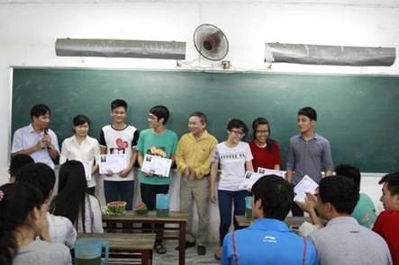 Thầy Hà (người cầm mic) trong buổi phát học bổng “Tân sinh viên” cho các em học sinh đạt thành tích cao trong kỳ thi ĐH năm học 2013 – 2014 (tại trung tâm Bần – Yên Nhân, tỉnh Hưng Yên)