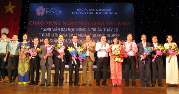 UBND TP Đà Nẵng trao tặng bằng khen cho Trường ĐH Đông Á