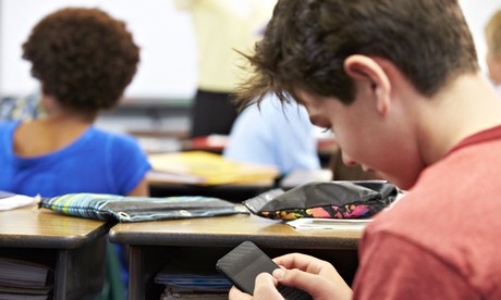 Tây Ban Nha: Cấm điện thoại trong lớp học