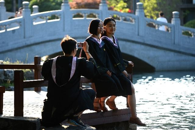 Sinh viên chụp ảnh tại một trường ĐH ở Bắc Kinh (Trung Quốc)