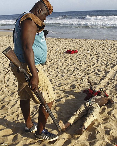 Al Qaeda tàn sát trên bãi biển Bờ Biển Ngà