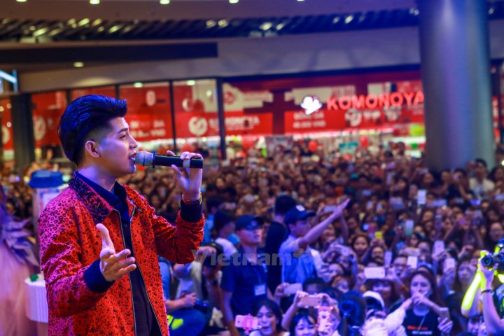 Khán giả trẻ Thủ đô phát cuồng với ca sỹ Noo Phước Thịnh