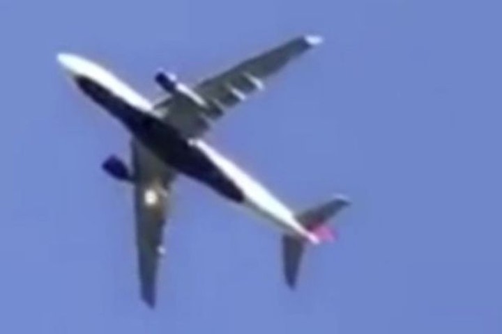 Máy bay chở 227 người hạ cánh khẩn vì động cơ cháy trên không