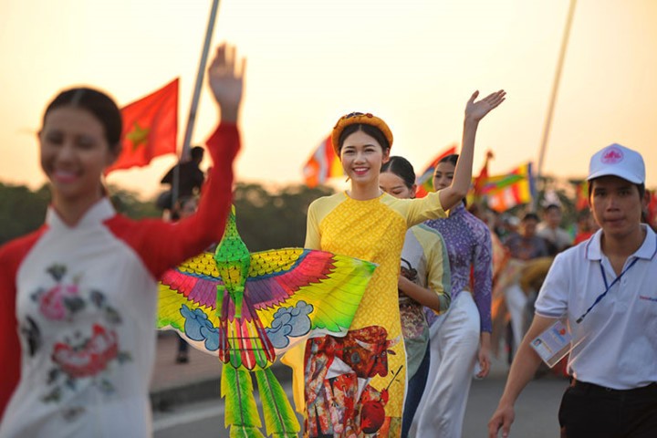 Ngọc Hân, Thanh Tú tỏa sáng trong Festival Nghề truyền thống Huế 2017