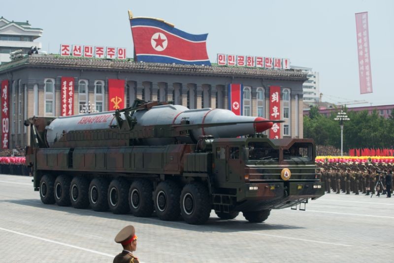 Một tên lửa lớp Taepodong của Triều Tiên được trưng bày trong một cuộc diễu binh qua Quảng trường Kim II-Sung