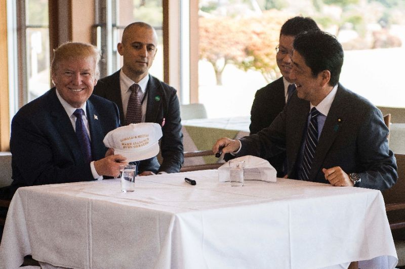 Tổng thống Mỹ Donald Trump và Thủ tướng Nhật Shinzo Abe cùng ký vào chiếc mũ trắng