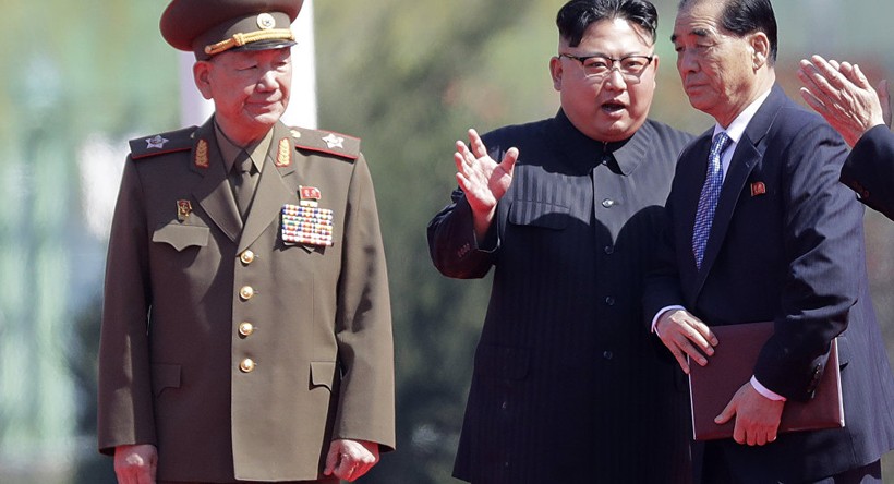 Lãnh đạo Kim Jong Un và các quan chức