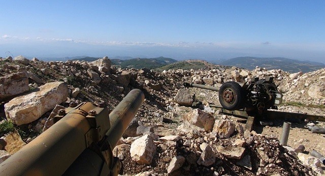 Pháo của quân đội Syria được triển khai ở Latakia