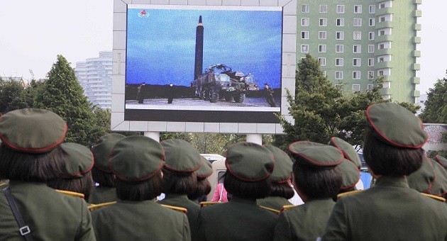 Người Triều Tiên theo dõi phóng tên lửa Hwasong-12 tại Bình Nhưỡng