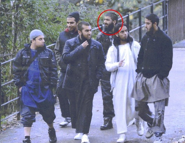 Usman Khan (trong vòng tròn đỏ) cùng với đồng bọn trong nhóm lấy cảm hứng từ tổ chức khủng bố Al-Qaeda.