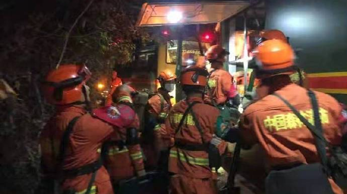 Nhân viên cứu hỏa được huy động ứng phó động đất.