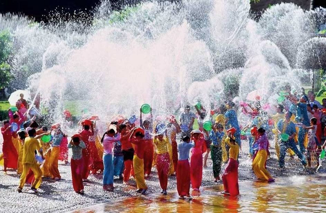 Người Thái Lan trong lễ hội té nước Songkran vào giữa tháng 4.