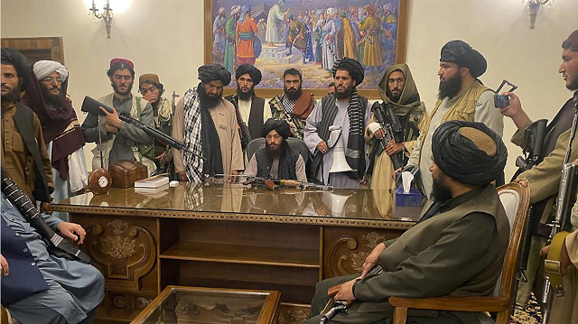 Các tay súng Taliban giành quyền kiểm soát dinh Tổng thống Afghanistan sau khi Tổng thống Afghanistan Ashraf Ghani bỏ trốn khỏi đất nước.