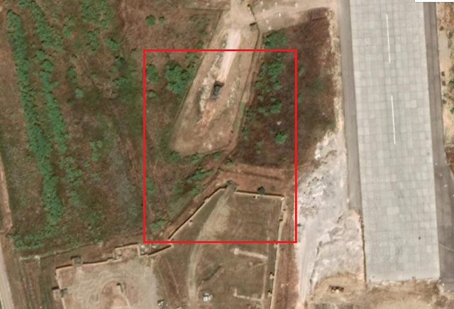 Ảnh vệ tinh cho thấy các hệ thống vũ khí ở căn cứ Nga ở Khmeimim có thể có hầm trú ẩn.