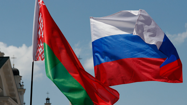 Quốc kỳ Nga và Belarus (trái).
