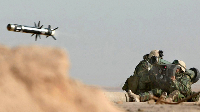 Các thành viên của Đơn vị Viễn chinh Thủy quân Lục chiến Hoa Kỳ (MEU) bắn một tên lửa Javelin trong một trận chiến cao độ ở Iraq. 