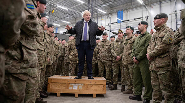 Thủ tướng Anh Boris Johnson và quân đội.