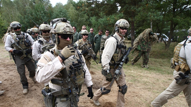 Lực lượng đặc biệt quốc tế NATO tập trận tại một trung tâm huấn luyện lực lượng trên bộ.