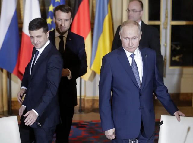 Tổng thống Zelensky (trái), Tổng thống Pháp Emmanuel Macron (phía sau ông Zelensky) và Tổng thống Nga Vladimir Putin ở Paris.