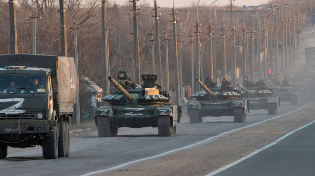 Một hàng xe tăng được đánh dấu ký hiệu Z trải dài dọc theo đường cao tốc Mariupol-Donetsk vào ngày 23 tháng 3 năm 2022.