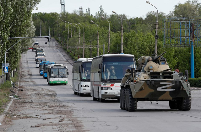 Những chiếc xe buýt chở thành viên của lực lượng Ukraine đã đầu hàng sau nhiều tuần ẩn náu tại nhà máy thép Azovstal di chuyển đi dưới sự hộ tống của quân đội thân Nga.