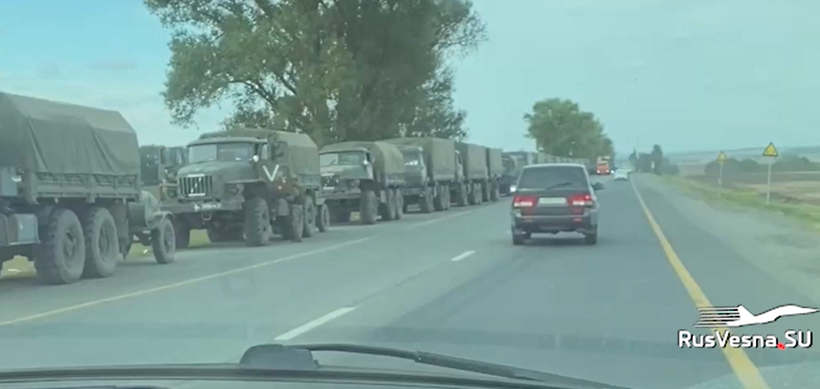 Hàng xe quân sự xuất hiện ở biên giới Nga và Ukraine.