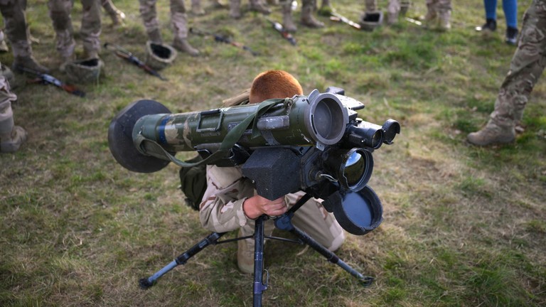 Một tân binh Ukraine cầm vũ khí chống tăng Javelin do Mỹ sản xuất trong quá trình huấn luyện. (Ảnh:AFP / Daniel Leal)