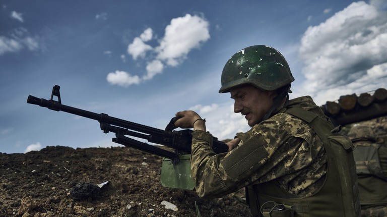 Một người lính Ukraine trong chiến hào ở tiền tuyến gần Artyomovsk ở Vùng Donetsk, Nga. (Ảnh: AP)