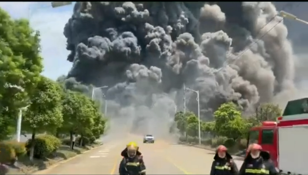 Video khói lửa bao trùm nhà máy hóa chất