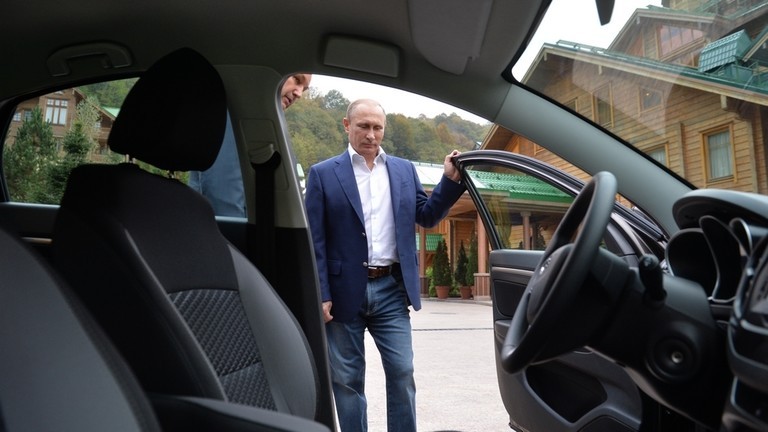 Tổng thống Vladimir Putin quan sát mẫu xe AvtoVaz mới "Lada Vesta" ngày 22/10/2015. (Ảnh: Sputnik)