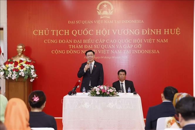 Chủ tịch Quốc hội Vương Đình Huệ nói chuyện với cán bộ Đại sứ quán và cộng đồng người Việt Nam tại Indonesia. (Ảnh: Doãn Tấn/TTXVN)