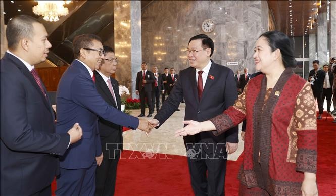 Chủ tịch Quốc hội Vương Đình Huệ và Chủ tịch Hạ viện Indonesia Puan Maharani với đại biểu. (Ảnh: Doãn Tấn/TTXVN)