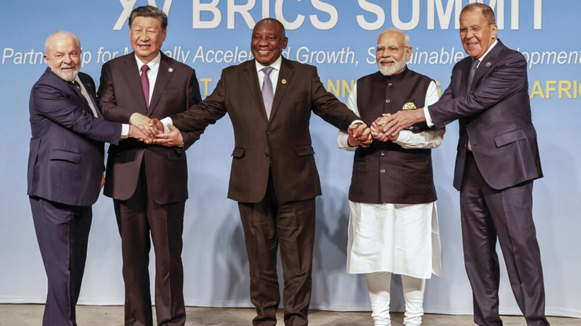 (Từ trái sang phải) Tổng thống Brazil Luiz Inacio Lula da Silva, Chủ tịch Trung Quốc Tập Cận Bình, Tổng thống Nam Phi Cyril Ramaphosa, Thủ tướng Ấn Độ Narendra Modi và Ngoại trưởng Nga Sergei Lavrov tại thượng đỉnh BRICS 2023 ở Johannesburg, Nam Phi.