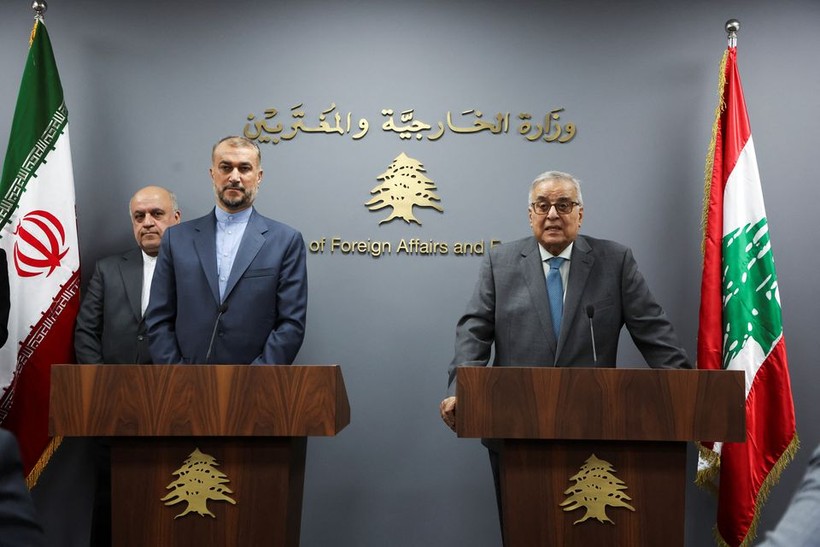 Ngoại trưởng tạm quyền Lebanon Abdallah Bou Habib và Ngoại trưởng Iran Hossein Amirabdollahian tham dự cuộc họp báo chung ở Beirut, Lebanon ngày 13/10/2023. (Ảnh: REUTERS)