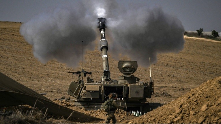 Một khẩu pháo tự hành M109 155mm của quân đội Israel bắn đạn về phía Dải Gaza từ một vị trí ở miền nam Israel ngày 28/10. (Ảnh: AFP)